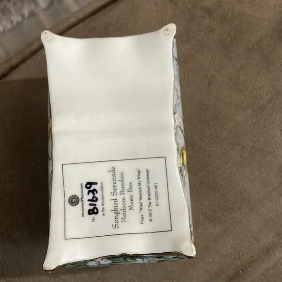 The Bradford Exchange songbird Serenade Heirloom porcelain music box - Picture 7 of 9